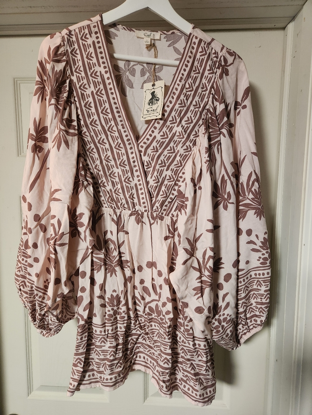 NWT Boho Floral V-Neck Tunic Shirt in Blush & Brown. Size Large